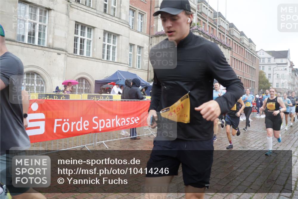 13.09.2026 - Kiel Lauf Yannick Fuchs http://msf.ph/oto/10414246 13.09.2026 10:46:03 Ziel 272, 498, 550, 665, 1030, 1374, 1582, 3781, 3844, 5348, 5510, 5515, 5564, 6385, 6436, 6980, 7073, 7772, 7939, 8403, 8551, 8561, 8655, 8881, 9207, 9375, 9715, 9843, 10046, 10050, 10569, 10615, 10735, 10809, 10975, 11670, 11822, 12748, 123, 360, 461, 499, 1015, 1065, 1180, 1229, 1484, 1537, 1682, 1725, 1752, 1969, 2421, 2563, 2599, 3075, 3182, 3347, 3608, 3749, 3807, 4151, 4586, 4699, 5072, 5205, 5278, 5957, 6269, 6406, 7503, 7889, 8203, 8282, 8442, 8731, 8816, 6269 meine-sportfotos.de