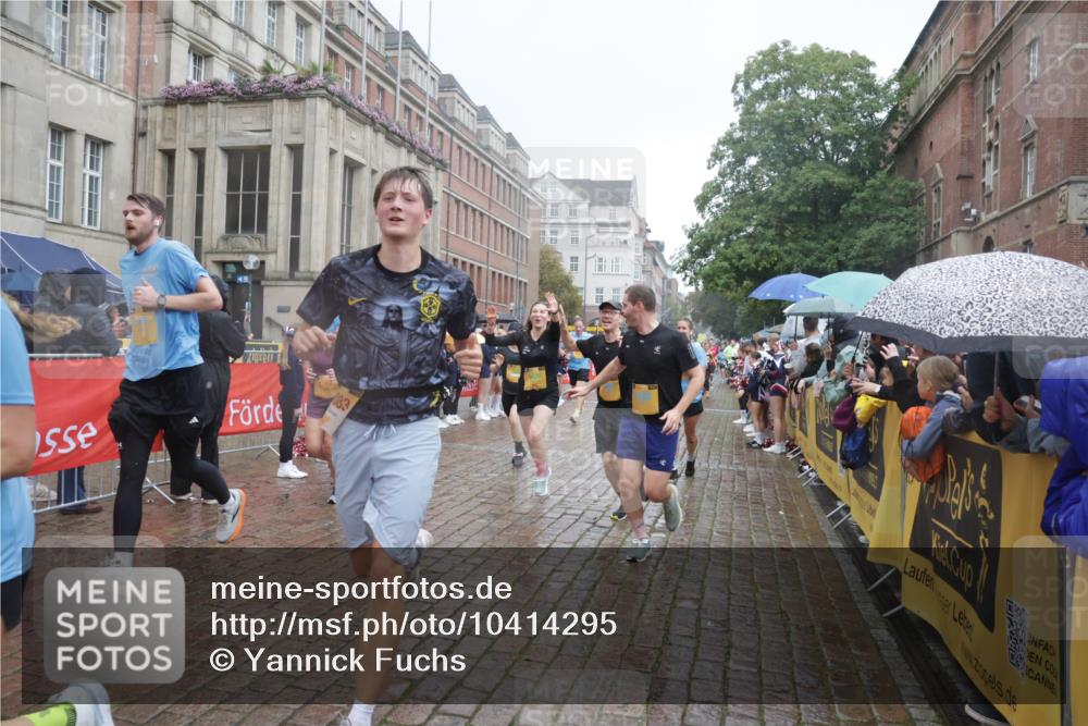 13.09.2026 - Kiel Lauf Yannick Fuchs http://msf.ph/oto/10414295 13.09.2026 10:46:06 Ziel 272, 498, 550, 665, 1030, 1374, 1582, 3781, 3844, 5348, 5510, 5515, 5564, 6385, 6436, 6980, 7073, 7241, 7772, 7939, 8403, 8551, 8561, 8655, 8881, 9207, 9375, 9715, 10050, 10615, 10735, 10809, 10975, 11670, 11822, 12481, 12748, 123, 360, 499, 1015, 1065, 1180, 1229, 1484, 1537, 1682, 1725, 1752, 2421, 2563, 3182, 3347, 3608, 3749, 3807, 4586, 5072, 5205, 5278, 6269, 6406, 7503, 7889, 8203, 8282, 8442, 8731, 8816, 6269 meine-sportfotos.de
