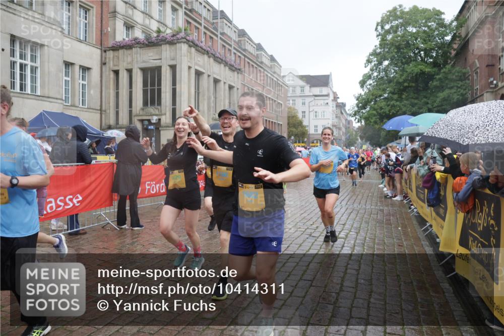 13.09.2026 - Kiel Lauf Yannick Fuchs http://msf.ph/oto/10414311 13.09.2026 10:46:08 Ziel 272, 498, 550, 665, 1030, 1374, 1582, 3422, 3781, 3844, 5017, 5348, 5510, 5515, 5564, 6385, 6436, 6980, 7073, 7241, 7772, 7939, 8310, 8403, 8551, 8561, 8881, 9207, 9375, 9715, 10050, 10615, 10735, 10809, 10975, 11670, 11822, 12077, 12306, 12481, 123, 360, 499, 1015, 1065, 1180, 1229, 1484, 1537, 1682, 1725, 1752, 2421, 2563, 3182, 3347, 3608, 3749, 3807, 4586, 5072, 5205, 5278, 6406, 7503, 7889, 8203, 8282, 8442, 8655, 8731, 8816, 6269 meine-sportfotos.de