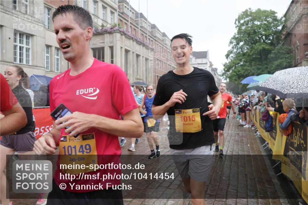 13.09.2026 - Kiel Lauf Yannick Fuchs http://msf.ph/oto/10414454 13.09.2026 10:46:16 Ziel 272, 1013, 2448, 2776, 3422, 4331, 4397, 4516, 5017, 5421, 7044, 7241, 7840, 7939, 8277, 8310, 9361, 10050, 10469, 10699, 11642, 12000, 12077, 12306, 12481, 123, 498, 499, 550, 665, 1015, 1030, 1065, 1229, 1374, 1484, 1537, 1582, 1725, 2421, 2563, 3608, 3781, 3807, 3844, 5072, 5205, 5278, 5348, 5510, 5515, 5564, 6385, 6436, 6980, 7073, 7503, 7772, 7889, 8203, 8403, 8442, 8551, 8561, 8655, 8731, 8816, 8881, 9207, 9375, 9715, 10050, 10809, 4499, 12466, 1229, 1537, 2563 meine-sportfotos.de