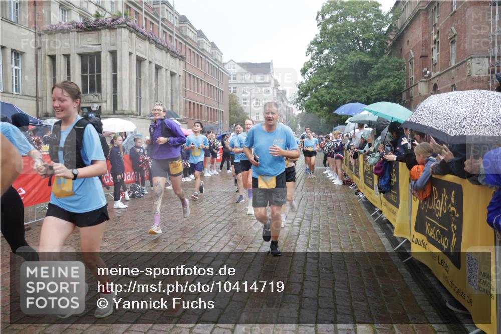 13.09.2026 - Kiel Lauf Yannick Fuchs http://msf.ph/oto/10414719 13.09.2026 10:46:33 Ziel 206, 972, 1325, 1430, 2027, 2037, 3117, 3677, 4242, 4499, 4763, 7061, 8678, 9415, 9844, 9875, 10758, 10836, 11742, 11825, 12307, 12466, 12704, 12743, 272, 498, 550, 665, 1013, 1030, 1374, 1582, 1913, 2448, 2776, 3422, 3781, 3844, 4331, 4397, 4516, 5017, 5348, 5421, 5510, 5515, 5564, 6385, 6436, 6980, 7044, 7073, 7241, 7772, 7840, 7939, 8277, 8310, 8403, 8520, 8551, 8561, 8881, 9207, 9361, 9375, 9715, 10050, 10469, 10699, 10809, 10836, 11232, 11642, 12000 meine-sportfotos.de