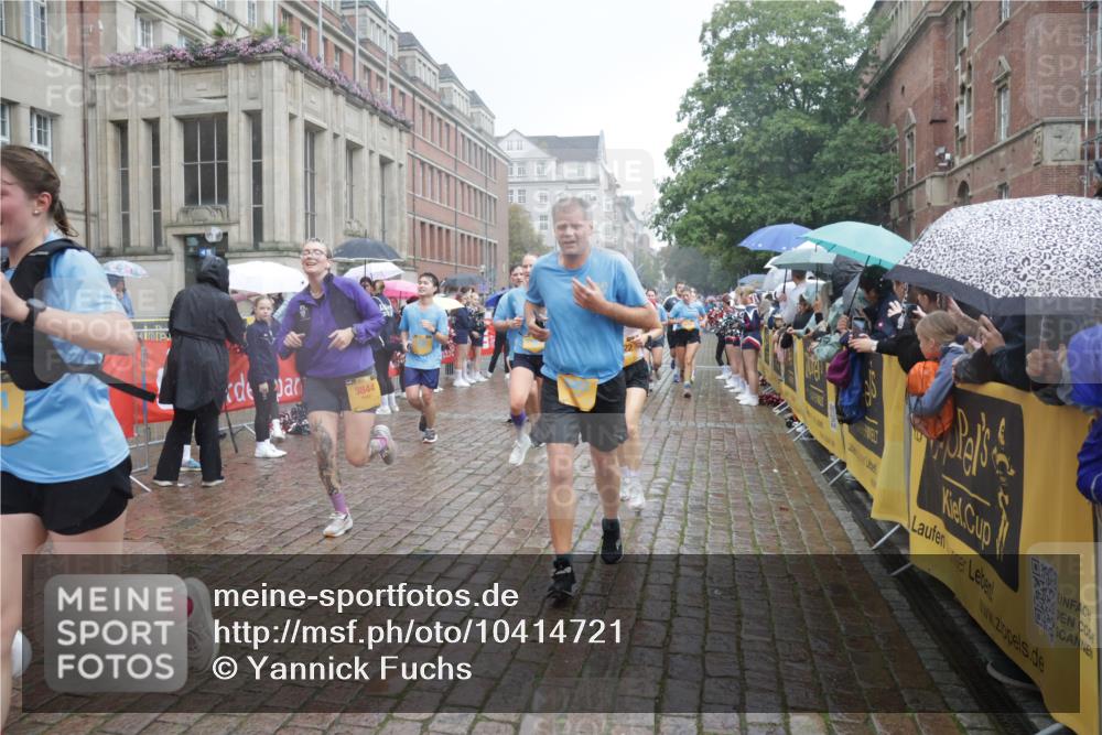 13.09.2026 - Kiel Lauf Yannick Fuchs http://msf.ph/oto/10414721 13.09.2026 10:46:33 Ziel 206, 972, 1325, 1430, 2027, 2037, 3117, 3677, 4242, 4499, 4763, 7061, 8678, 9415, 9844, 9875, 10758, 10836, 11742, 11825, 12307, 12466, 12704, 12743, 272, 498, 550, 665, 1013, 1030, 1374, 1582, 1913, 2448, 2776, 3422, 3781, 3844, 4331, 4397, 4516, 5017, 5348, 5421, 5510, 5515, 5564, 6385, 6436, 6980, 7044, 7073, 7241, 7772, 7840, 7939, 8277, 8310, 8403, 8520, 8551, 8561, 8881, 9207, 9361, 9375, 9715, 10050, 10469, 10699, 10809, 10836, 11232, 11642, 12000 meine-sportfotos.de