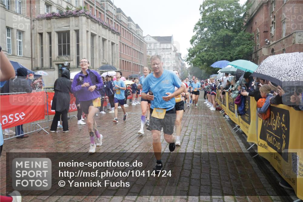 13.09.2026 - Kiel Lauf Yannick Fuchs http://msf.ph/oto/10414724 13.09.2026 10:46:33 Ziel 206, 972, 1325, 1430, 2027, 2037, 3117, 3677, 4242, 4499, 4763, 7061, 8678, 9415, 9844, 9875, 10758, 10836, 11742, 11825, 12307, 12466, 12704, 12743, 272, 498, 550, 665, 1013, 1030, 1374, 1582, 1913, 2448, 2776, 3422, 3781, 3844, 4331, 4397, 4516, 5017, 5348, 5421, 5510, 5515, 5564, 6385, 6436, 6980, 7044, 7073, 7241, 7772, 7840, 7939, 8277, 8310, 8403, 8520, 8551, 8561, 8881, 9207, 9361, 9375, 9715, 10050, 10469, 10699, 10809, 10836, 11232, 11642, 12000 meine-sportfotos.de