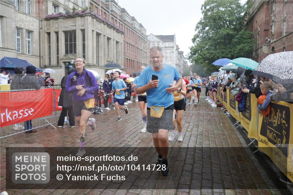 13.09.2026 - Kiel Lauf Yannick Fuchs http://msf.ph/oto/10414728 13.09.2026 10:46:33 Ziel 206, 972, 1325, 1430, 2027, 2037, 3117, 3677, 4242, 4499, 4763, 7061, 8678, 9415, 9844, 9875, 10758, 10836, 11742, 11825, 12307, 12466, 12704, 12743, 272, 498, 550, 665, 1013, 1030, 1374, 1582, 1913, 2448, 2776, 3422, 3781, 3844, 4331, 4397, 4516, 5017, 5348, 5421, 5510, 5515, 5564, 6385, 6436, 6980, 7044, 7073, 7241, 7772, 7840, 7939, 8277, 8310, 8403, 8520, 8551, 8561, 8881, 9207, 9361, 9375, 9715, 10050, 10469, 10699, 10809, 10836, 11232, 11642, 12000 meine-sportfotos.de