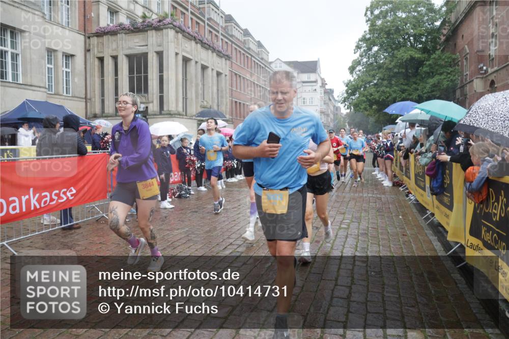 13.09.2026 - Kiel Lauf Yannick Fuchs http://msf.ph/oto/10414731 13.09.2026 10:46:33 Ziel 206, 972, 1325, 1430, 2027, 2037, 3117, 3677, 4242, 4499, 4763, 7061, 8678, 9415, 9844, 9875, 10758, 10836, 11742, 11825, 12307, 12466, 12704, 12743, 272, 498, 550, 665, 1013, 1030, 1374, 1582, 1913, 2448, 2776, 3422, 3781, 3844, 4331, 4397, 4516, 5017, 5348, 5421, 5510, 5515, 5564, 6385, 6436, 6980, 7044, 7073, 7241, 7772, 7840, 7939, 8277, 8310, 8403, 8520, 8551, 8561, 8881, 9207, 9361, 9375, 9715, 10050, 10469, 10699, 10809, 10836, 11232, 11642, 12000 meine-sportfotos.de