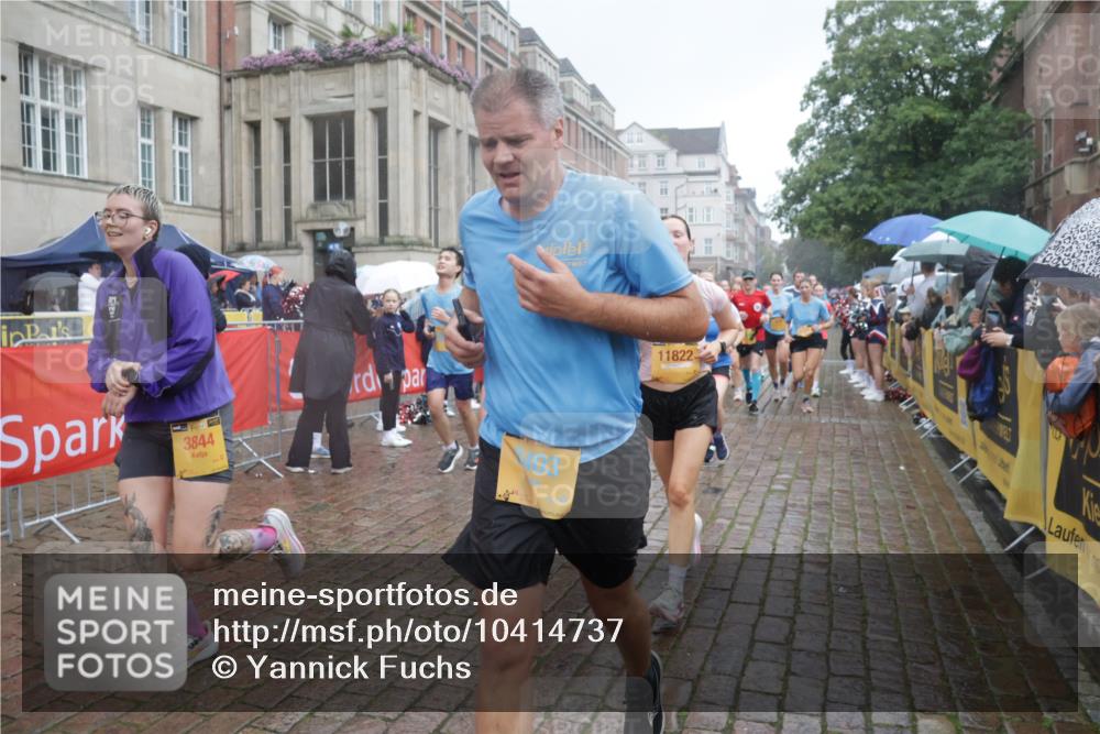 13.09.2026 - Kiel Lauf Yannick Fuchs http://msf.ph/oto/10414737 13.09.2026 10:46:34 Ziel 206, 972, 1325, 1430, 2027, 2037, 3109, 3117, 3677, 4242, 4499, 4763, 7061, 8678, 9415, 9844, 9875, 10758, 11742, 11825, 12307, 12466, 12704, 12743, 272, 498, 550, 665, 1013, 1030, 1374, 1582, 1913, 2448, 2776, 3422, 3781, 3844, 4331, 4397, 4516, 5017, 5348, 5421, 5510, 5515, 5564, 6385, 6436, 6980, 7044, 7073, 7241, 7772, 7840, 7939, 8277, 8310, 8403, 8520, 8551, 8561, 8881, 9207, 9361, 9375, 9715, 10050, 10469, 10699, 10809, 10836, 11232, 11642, 12000 meine-sportfotos.de