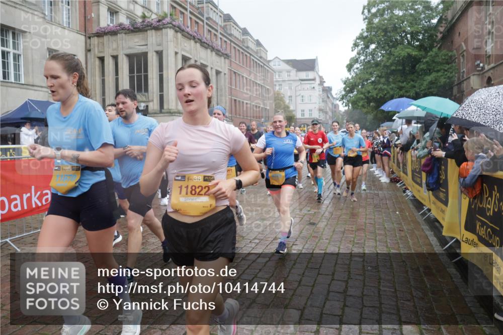 13.09.2026 - Kiel Lauf Yannick Fuchs http://msf.ph/oto/10414744 13.09.2026 10:46:35 Ziel 206, 972, 1325, 1430, 2027, 2037, 2594, 3109, 3117, 3677, 4242, 4499, 4763, 5591, 5974, 7061, 8678, 9415, 9844, 9875, 10758, 11742, 11825, 12307, 12466, 12704, 12743, 272, 498, 550, 665, 1013, 1030, 1374, 1582, 1913, 2448, 2776, 3422, 3844, 4331, 4397, 4516, 5017, 5348, 5421, 5510, 5515, 5564, 6385, 6436, 6980, 7044, 7073, 7241, 7772, 7840, 7939, 8277, 8310, 8520, 8551, 8561, 9207, 9361, 9375, 9715, 10050, 10469, 10699, 10809, 10836, 11232, 11642, 12000 meine-sportfotos.de