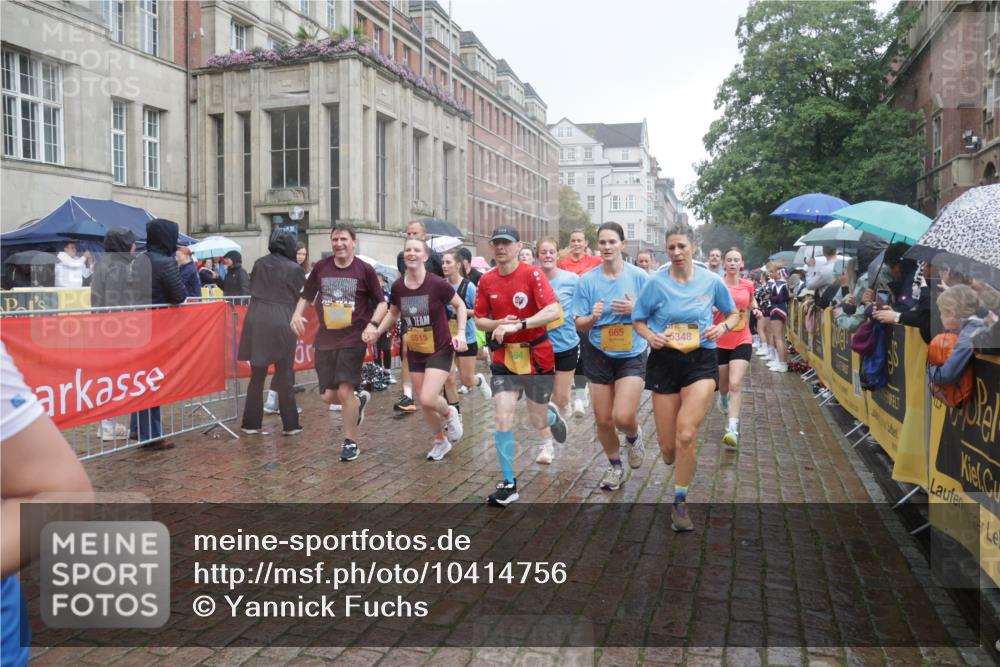 13.09.2026 - Kiel Lauf Yannick Fuchs http://msf.ph/oto/10414756 13.09.2026 10:46:36 Ziel 206, 972, 1325, 1430, 2027, 2037, 2594, 3109, 3117, 3677, 4242, 4499, 4763, 5591, 5974, 7061, 8475, 8678, 9248, 9415, 9844, 9875, 10706, 10758, 11742, 11825, 12307, 12466, 12704, 272, 498, 550, 665, 1013, 1030, 1374, 1582, 1913, 2448, 2776, 3422, 4331, 4397, 4516, 5017, 5348, 5421, 5510, 5515, 5564, 6385, 6436, 6980, 7044, 7241, 7772, 7840, 7939, 8277, 8310, 8520, 8551, 8561, 9207, 9361, 9375, 9715, 10050, 10469, 10699, 10809, 10836, 11232, 11642, 12000 meine-sportfotos.de