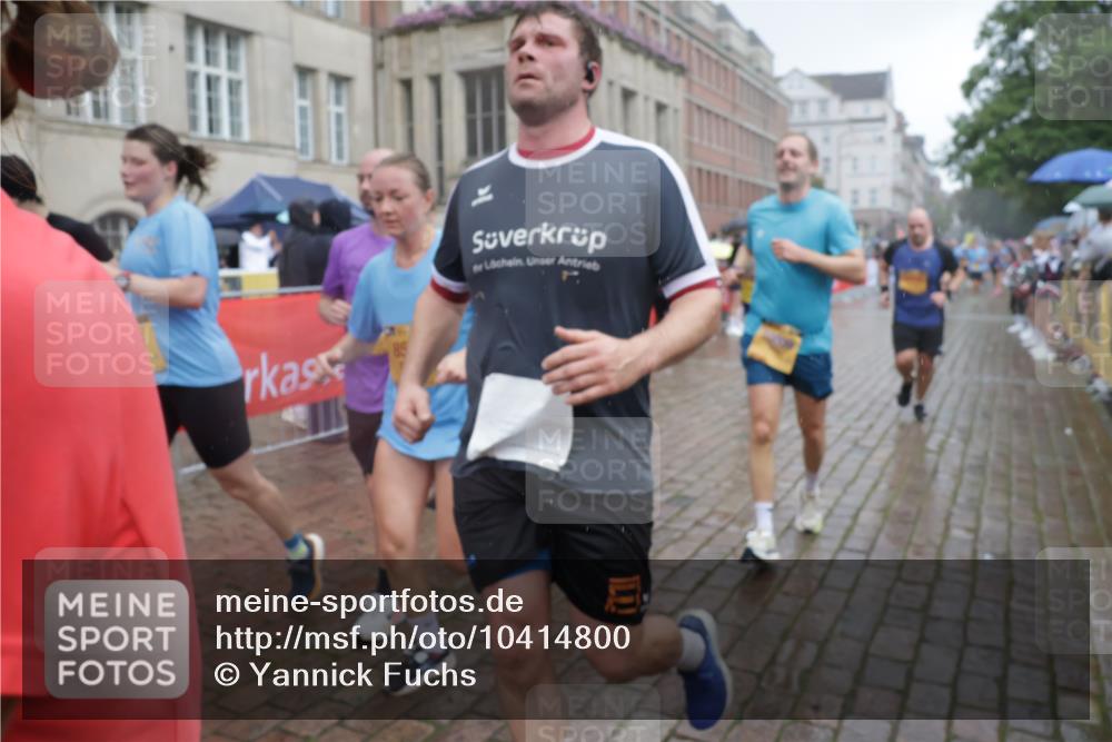 13.09.2026 - Kiel Lauf Yannick Fuchs http://msf.ph/oto/10414800 13.09.2026 10:46:38 Ziel 972, 1325, 1430, 2027, 2037, 2551, 2594, 3109, 3117, 3677, 4242, 4499, 4674, 4763, 5591, 5974, 6909, 7061, 8283, 8475, 8678, 8901, 9248, 9713, 9844, 9875, 10706, 10758, 10814, 11742, 11825, 12260, 12307, 12466, 12704, 206, 272, 498, 550, 1013, 1030, 1374, 1582, 1913, 2448, 2776, 3422, 4331, 4397, 4516, 5017, 5421, 5510, 5515, 6436, 6980, 7044, 7241, 7772, 7840, 7939, 8277, 8310, 8520, 8561, 9207, 9361, 9415, 9715, 10050, 10469, 10699, 10809, 10836, 11232, 11642, 12000 meine-sportfotos.de