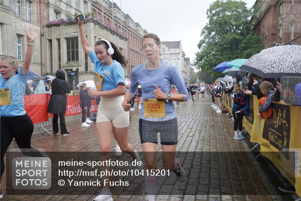 13.09.2026 - Kiel Lauf Yannick Fuchs http://msf.ph/oto/10415201 13.09.2026 10:47:08 Ziel 85, 111, 116, 525, 816, 1107, 1563, 1674, 4380, 4789, 4894, 5089, 5424, 5649, 5914, 6142, 6742, 7040, 8238, 8364, 8839, 9044, 9048, 9200, 9453, 9536, 9646, 9675, 9989, 10340, 10508, 10657, 11343, 11560, 11561, 11730, 11773, 12584, 184, 189, 226, 404, 898, 1169, 1325, 1982, 2027, 2551, 2576, 2594, 2702, 2728, 3109, 3117, 3533, 3677, 3878, 3964, 4014, 4147, 4499, 4674, 5449, 5591, 5974, 6551, 6874, 6909, 8219, 8283, 8475, 8678, 8901, 9875, 10758, 365 meine-sportfotos.de