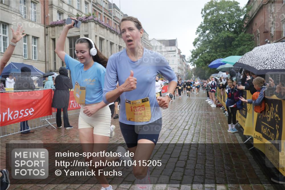 13.09.2026 - Kiel Lauf Yannick Fuchs http://msf.ph/oto/10415205 13.09.2026 10:47:08 Ziel 85, 111, 116, 525, 816, 1107, 1563, 1674, 4380, 4789, 4894, 5089, 5424, 5649, 5914, 6142, 6742, 7040, 8238, 8364, 8839, 9044, 9048, 9200, 9453, 9536, 9646, 9675, 9989, 10340, 10508, 10657, 11343, 11560, 11561, 11730, 11773, 12584, 184, 189, 226, 404, 898, 1169, 1325, 1982, 2027, 2551, 2576, 2594, 2702, 2728, 3109, 3117, 3533, 3677, 3878, 3964, 4014, 4147, 4499, 4674, 5449, 5591, 5974, 6551, 6874, 6909, 8219, 8283, 8475, 8678, 8901, 9875, 10758, 365 meine-sportfotos.de