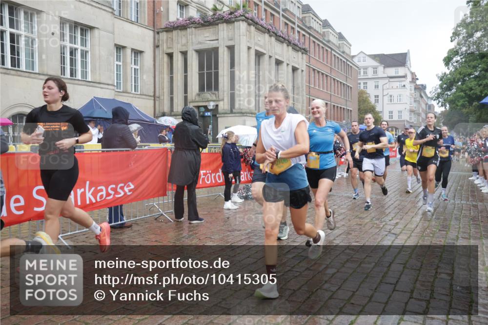 13.09.2026 - Kiel Lauf Yannick Fuchs http://msf.ph/oto/10415305 13.09.2026 10:47:15 Ziel 116, 821, 1107, 1367, 1563, 1674, 1803, 2000, 2185, 2429, 2713, 2947, 3183, 3463, 4150, 4380, 4773, 4789, 5089, 5195, 5505, 5649, 5914, 6142, 7288, 8238, 8707, 8839, 8953, 9200, 9536, 9645, 9646, 9675, 9989, 10340, 10508, 10718, 10949, 11560, 11561, 11730, 11773, 85, 111, 184, 189, 226, 404, 525, 816, 898, 1169, 1563, 1674, 1982, 2551, 2576, 2594, 2702, 2728, 3533, 3878, 3964, 4014, 4147, 4674, 4894, 5424, 5449, 5591, 5974, 6551, 6742, 6874, 6909, 8219, 8283, 8475, 8901, 365 meine-sportfotos.de