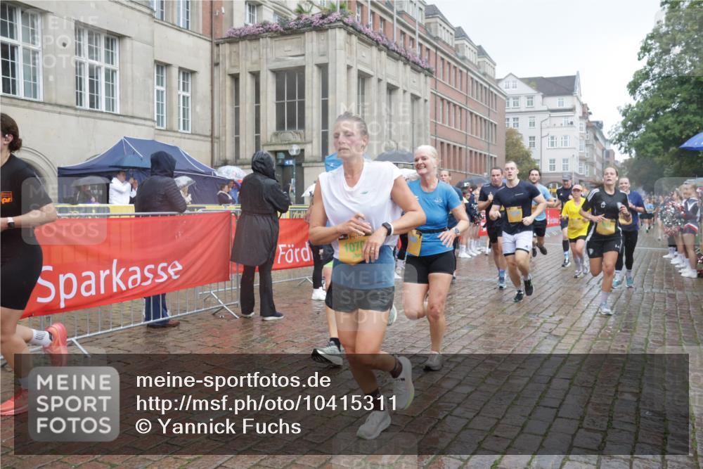 13.09.2026 - Kiel Lauf Yannick Fuchs http://msf.ph/oto/10415311 13.09.2026 10:47:15 Ziel 116, 821, 1107, 1367, 1563, 1674, 1803, 2000, 2185, 2429, 2713, 2947, 3183, 3463, 4150, 4380, 4773, 4789, 5089, 5195, 5505, 5649, 5914, 6142, 7288, 8238, 8707, 8839, 8953, 9200, 9536, 9645, 9646, 9675, 9989, 10340, 10508, 10718, 10949, 11560, 11561, 11730, 11773, 85, 111, 184, 189, 226, 404, 525, 816, 898, 1169, 1563, 1674, 1982, 2551, 2576, 2594, 2702, 2728, 3533, 3878, 3964, 4014, 4147, 4674, 4894, 5424, 5449, 5591, 5974, 6551, 6742, 6874, 6909, 8219, 8283, 8475, 8901, 365 meine-sportfotos.de