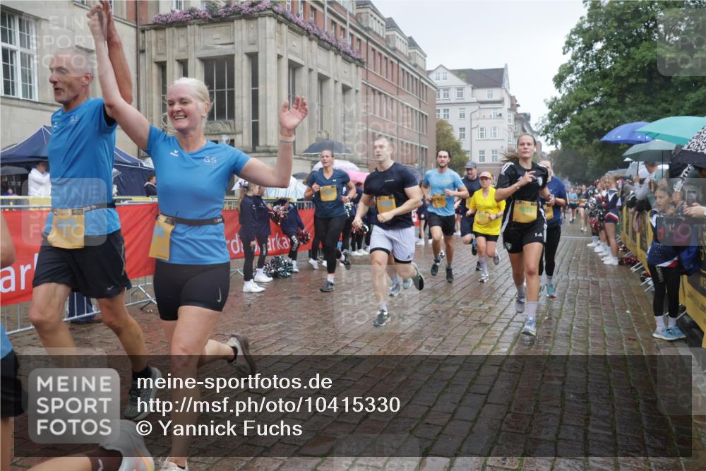 13.09.2026 - Kiel Lauf Yannick Fuchs http://msf.ph/oto/10415330 13.09.2026 10:47:15 Ziel 116, 821, 1107, 1367, 1563, 1674, 1803, 2000, 2185, 2429, 2713, 2947, 3183, 3463, 4150, 4380, 4773, 4789, 5089, 5195, 5505, 5649, 5914, 6142, 7288, 8238, 8707, 8839, 8953, 9200, 9536, 9645, 9646, 9675, 9989, 10340, 10508, 10718, 10949, 11560, 11561, 11730, 11773, 85, 111, 184, 189, 226, 404, 525, 816, 898, 1169, 1563, 1674, 1982, 2551, 2576, 2594, 2702, 2728, 3533, 3878, 3964, 4014, 4147, 4674, 4894, 5424, 5449, 5591, 5974, 6551, 6742, 6874, 6909, 8219, 8283, 8475, 8901, 365 meine-sportfotos.de