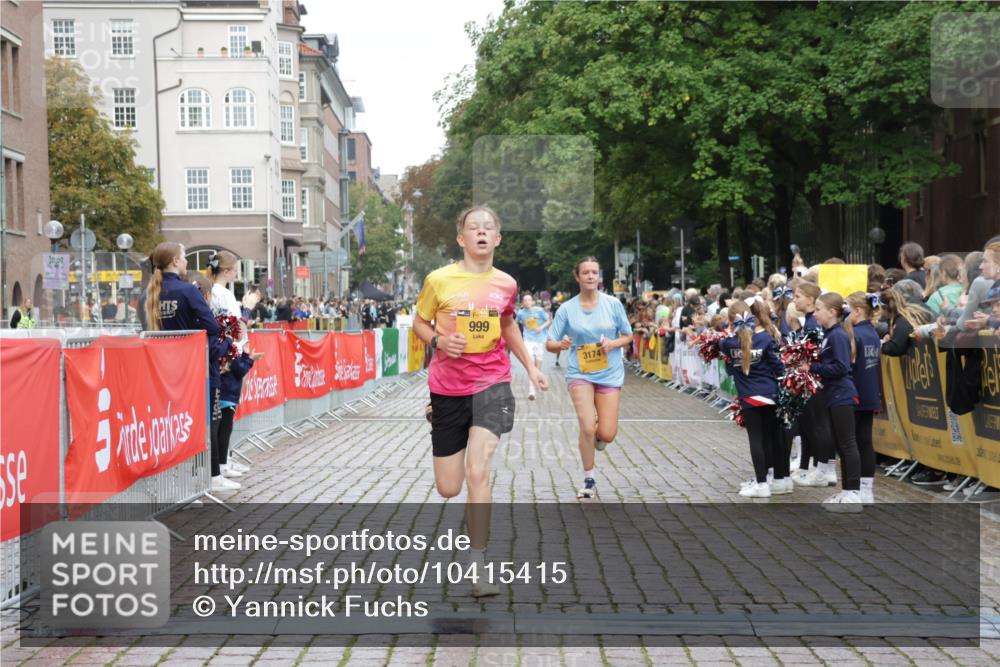 13.09.2026 - Kiel Lauf Yannick Fuchs http://msf.ph/oto/10415415 13.09.2026 09:37:14 Ziel 999, 3174, 3481, 7855, 8658, 2455, 3900, 9450, 2417, 4737, 5837, 7050, 7827, 8661, 9696, 10220, 10778, 12416, 2430, 7546, 9450 meine-sportfotos.de