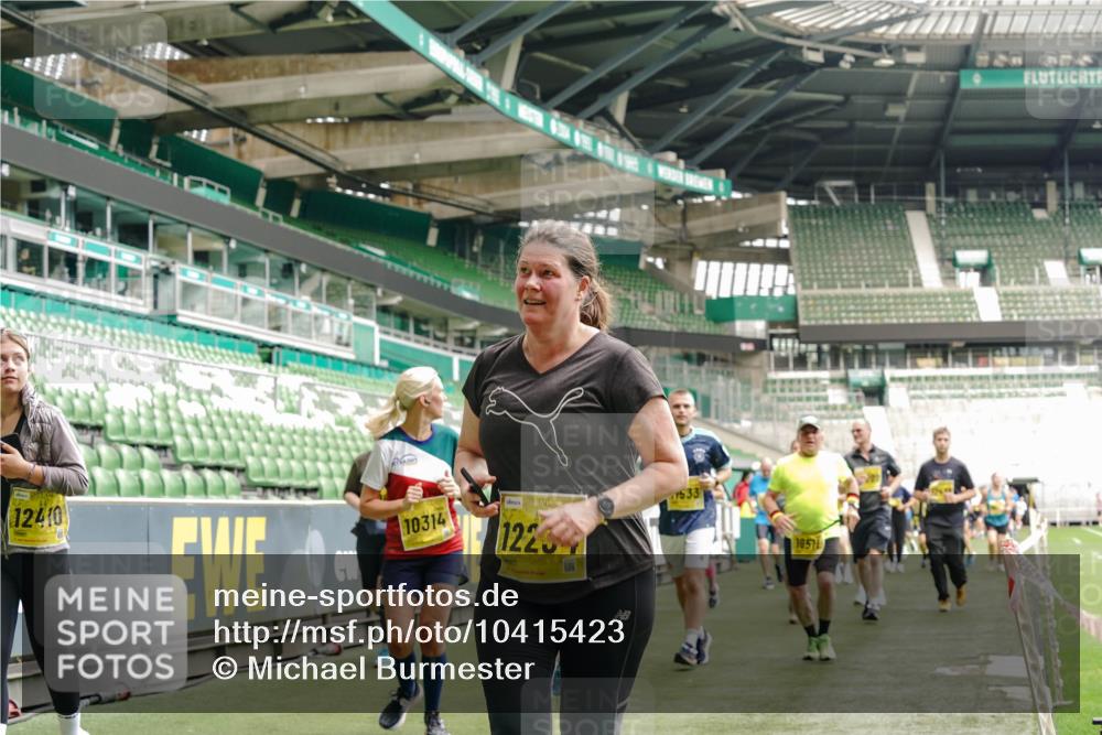13.09.2026 - 21. swb-Marathon Bremen Michael Burmester http://msf.ph/oto/10415423 13.09.2026 10:41:39 Laufen im Stadion 10148, 10155, 10163, 10213, 10247, 10299, 10313, 10321, 10354, 10395, 10396, 10399, 10406, 10414, 10417, 10419, 10422, 10424, 10435, 10455, 10461, 10462, 10483, 10490, 10519, 10527, 10545, 10546, 10547, 10582, 10586, 10611, 10644, 10665, 10694, 10705, 10706, 10719, 10722, 10766, 10768, 10776, 10804, 10854, 10859, 10889, 10909, 10963, 10977, 11027, 11043, 11048, 11084, 11085, 11090, 11097, 11098, 11140, 11192 meine-sportfotos.de