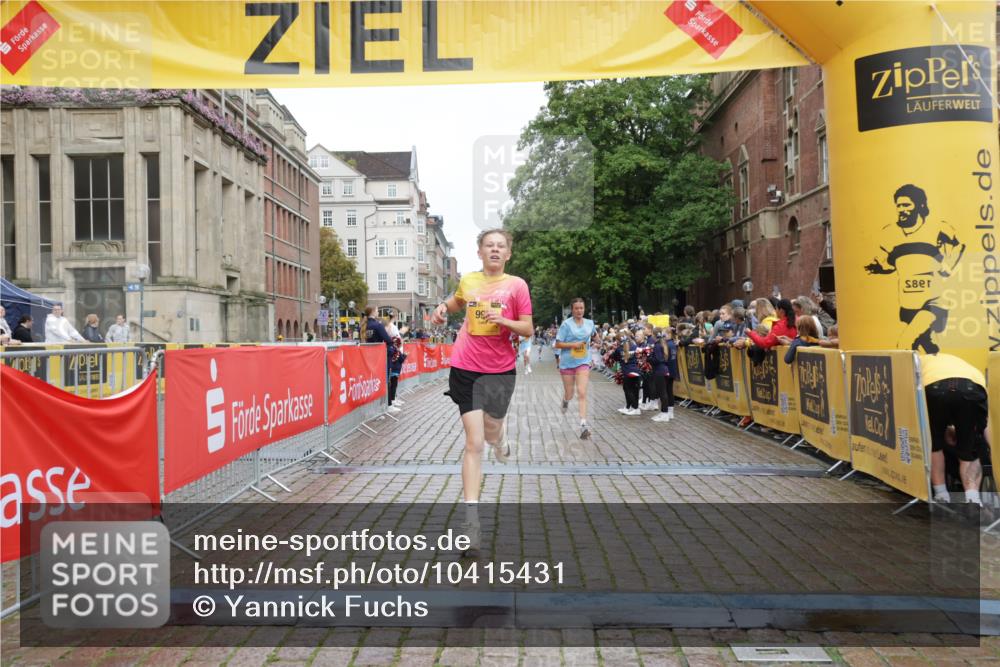 13.09.2026 - Kiel Lauf Yannick Fuchs http://msf.ph/oto/10415431 13.09.2026 09:37:15 Ziel 999, 3174, 3481, 4737, 7855, 8658, 2455, 3900, 7855, 9450, 2417, 5837, 7050, 7827, 8661, 9696, 10220, 10656, 10778, 12416, 2430, 7546, 9450 meine-sportfotos.de