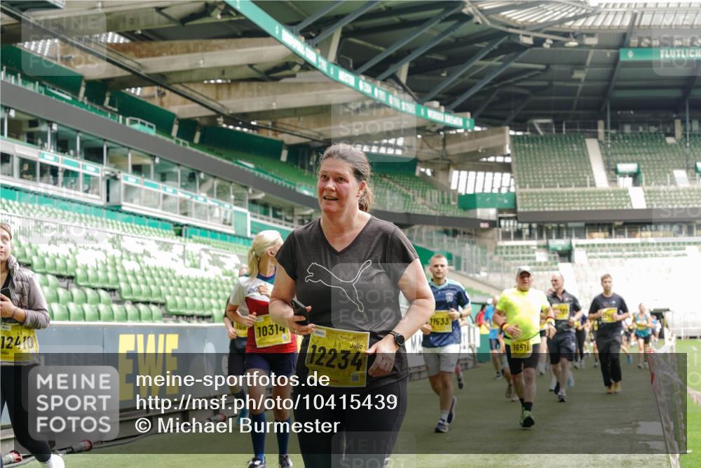 13.09.2026 - 21. swb-Marathon Bremen Michael Burmester http://msf.ph/oto/10415439 13.09.2026 10:41:39 Laufen im Stadion 10148, 10155, 10163, 10213, 10247, 10299, 10313, 10321, 10354, 10395, 10396, 10399, 10406, 10414, 10417, 10419, 10422, 10424, 10435, 10455, 10461, 10462, 10483, 10490, 10519, 10527, 10545, 10546, 10547, 10582, 10586, 10611, 10644, 10665, 10694, 10705, 10706, 10719, 10722, 10766, 10768, 10776, 10804, 10854, 10859, 10889, 10909, 10963, 10977, 11027, 11043, 11048, 11084, 11085, 11090, 11097, 11098, 11140, 11192 meine-sportfotos.de