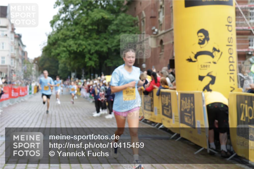 13.09.2026 - Kiel Lauf Yannick Fuchs http://msf.ph/oto/10415459 13.09.2026 09:37:17 Ziel 999, 3174, 3481, 4737, 8658, 9696, 2455, 3900, 7855, 2417, 5837, 7050, 7827, 8661, 10220, 10656, 10778, 12416, 2430, 7546, 9450 meine-sportfotos.de