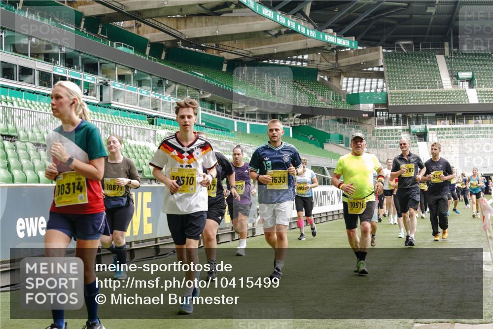 13.09.2026 - 21. swb-Marathon Bremen Michael Burmester http://msf.ph/oto/10415499 13.09.2026 10:41:40 Laufen im Stadion 10148, 10155, 10163, 10213, 10247, 10313, 10321, 10354, 10395, 10396, 10399, 10406, 10414, 10417, 10419, 10422, 10424, 10435, 10455, 10461, 10462, 10483, 10490, 10519, 10527, 10545, 10546, 10547, 10582, 10586, 10611, 10644, 10665, 10694, 10705, 10706, 10719, 10722, 10766, 10768, 10776, 10804, 10854, 10859, 10889, 10909, 10963, 10977, 11027, 11043, 11048, 11084, 11085, 11090, 11097, 11098, 11140, 11192 meine-sportfotos.de