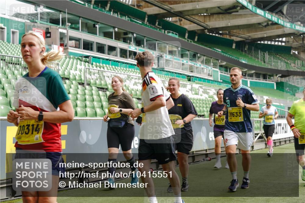 13.09.2026 - 21. swb-Marathon Bremen Michael Burmester http://msf.ph/oto/10415551 13.09.2026 10:41:41 Laufen im Stadion 10148, 10155, 10163, 10213, 10247, 10313, 10321, 10354, 10395, 10396, 10399, 10406, 10414, 10417, 10419, 10422, 10424, 10435, 10455, 10461, 10462, 10483, 10490, 10519, 10527, 10545, 10546, 10547, 10582, 10586, 10611, 10644, 10665, 10694, 10705, 10706, 10719, 10722, 10766, 10768, 10776, 10804, 10854, 10859, 10889, 10909, 10963, 10977, 11027, 11043, 11048, 11084, 11085, 11090, 11097, 11098, 11140, 11192 meine-sportfotos.de