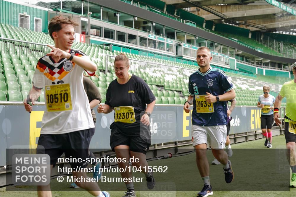 13.09.2026 - 21. swb-Marathon Bremen Michael Burmester http://msf.ph/oto/10415562 13.09.2026 10:41:42 Laufen im Stadion 10148, 10155, 10163, 10213, 10247, 10313, 10321, 10354, 10395, 10396, 10399, 10406, 10414, 10417, 10419, 10422, 10424, 10435, 10455, 10461, 10462, 10483, 10490, 10519, 10527, 10545, 10546, 10547, 10582, 10586, 10611, 10644, 10665, 10694, 10705, 10706, 10719, 10722, 10766, 10768, 10776, 10804, 10854, 10859, 10889, 10909, 10963, 10977, 11027, 11043, 11048, 11084, 11085, 11090, 11097, 11098, 11140, 11192 meine-sportfotos.de