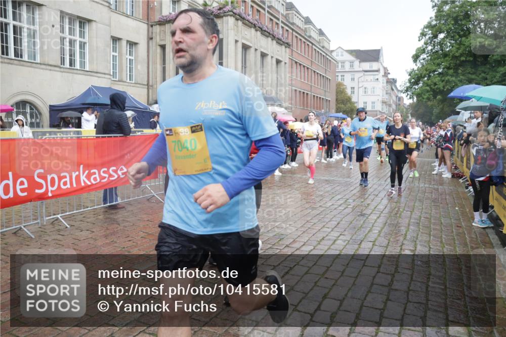13.09.2026 - Kiel Lauf Yannick Fuchs http://msf.ph/oto/10415581 13.09.2026 10:47:34 Ziel 335, 365, 917, 1944, 3306, 3512, 3565, 3745, 4070, 4077, 4096, 4149, 4187, 4450, 4531, 5239, 5573, 5787, 5980, 6005, 6235, 6792, 6940, 6946, 6978, 7632, 8058, 8309, 9104, 9114, 9643, 9946, 9959, 10115, 10720, 11271, 11382, 12377, 12498, 85, 111, 116, 525, 816, 821, 1107, 1280, 1367, 1563, 1674, 1803, 2000, 2183, 2185, 2429, 2713, 2947, 3064, 3136, 3183, 3463, 4150, 4380, 4450, 4773, 4789, 4894, 5089, 5195, 5424, 5505, 5649, 5914, 6142, 6742, 6981, 7288, 85 meine-sportfotos.de
