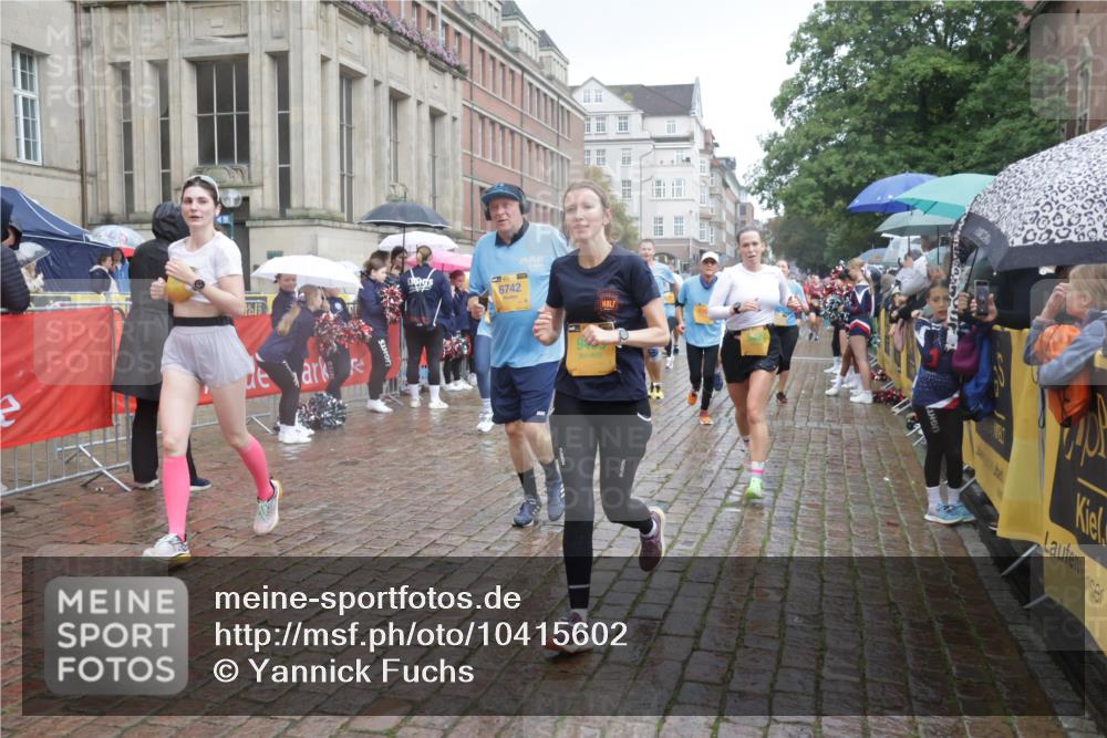 13.09.2026 - Kiel Lauf Yannick Fuchs http://msf.ph/oto/10415602 13.09.2026 10:47:36 Ziel 335, 365, 917, 1944, 3306, 3512, 3565, 3745, 4070, 4077, 4096, 4149, 4187, 5239, 5573, 5787, 5980, 6005, 6235, 6384, 6792, 6940, 6946, 6949, 6978, 7632, 8309, 9104, 9114, 9643, 9946, 9959, 10115, 10651, 10720, 11271, 11382, 12377, 12498, 85, 111, 116, 816, 821, 1107, 1280, 1367, 1563, 1674, 1803, 2000, 2183, 2185, 2429, 2713, 2947, 3064, 3136, 3183, 3463, 4070, 4150, 4380, 4450, 4531, 4773, 4789, 5089, 5195, 5424, 5505, 5649, 5914, 6142, 6742, 6981, 7288, 8058, 85 meine-sportfotos.de
