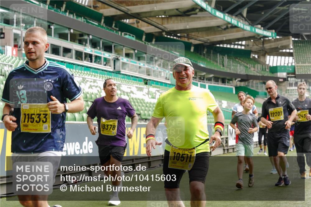 13.09.2026 - 21. swb-Marathon Bremen Michael Burmester http://msf.ph/oto/10415603 13.09.2026 10:41:43 Laufen im Stadion 10148, 10155, 10163, 10213, 10247, 10313, 10321, 10330, 10354, 10395, 10396, 10399, 10406, 10414, 10417, 10419, 10422, 10424, 10435, 10455, 10461, 10462, 10483, 10490, 10519, 10527, 10545, 10546, 10547, 10582, 10586, 10611, 10644, 10665, 10694, 10705, 10706, 10719, 10722, 10766, 10768, 10776, 10804, 10854, 10859, 10889, 10909, 10963, 10977, 11027, 11043, 11048, 11078, 11084, 11085, 11090, 11097, 11098, 11140, 11192 meine-sportfotos.de
