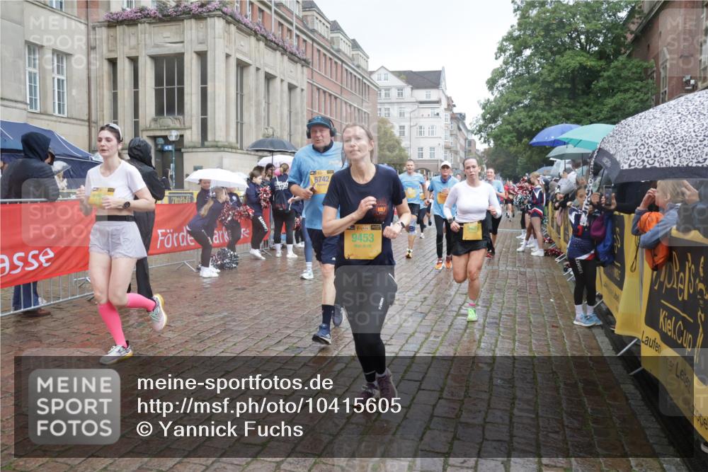 13.09.2026 - Kiel Lauf Yannick Fuchs http://msf.ph/oto/10415605 13.09.2026 10:47:36 Ziel 335, 365, 917, 1944, 3306, 3512, 3565, 3745, 4070, 4077, 4096, 4149, 4187, 5239, 5573, 5787, 5980, 6005, 6235, 6384, 6792, 6940, 6946, 6949, 6978, 7632, 8309, 9104, 9114, 9643, 9946, 9959, 10115, 10651, 10720, 11271, 11382, 12377, 12498, 85, 111, 116, 816, 821, 1107, 1280, 1367, 1563, 1674, 1803, 2000, 2183, 2185, 2429, 2713, 2947, 3064, 3136, 3183, 3463, 4070, 4150, 4380, 4450, 4531, 4773, 4789, 5089, 5195, 5424, 5505, 5649, 5914, 6142, 6742, 6981, 7288, 8058, 85 meine-sportfotos.de