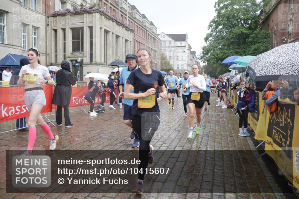 13.09.2026 - Kiel Lauf Yannick Fuchs http://msf.ph/oto/10415607 13.09.2026 10:47:36 Ziel 335, 365, 917, 1944, 3306, 3512, 3565, 3745, 4070, 4077, 4096, 4149, 4187, 5239, 5573, 5787, 5980, 6005, 6235, 6384, 6792, 6940, 6946, 6949, 6978, 7632, 8309, 9104, 9114, 9643, 9946, 9959, 10115, 10651, 10720, 11271, 11382, 12377, 12498, 85, 111, 116, 816, 821, 1107, 1280, 1367, 1563, 1674, 1803, 2000, 2183, 2185, 2429, 2713, 2947, 3064, 3136, 3183, 3463, 4070, 4150, 4380, 4450, 4531, 4773, 4789, 5089, 5195, 5424, 5505, 5649, 5914, 6142, 6742, 6981, 7288, 8058, 85 meine-sportfotos.de