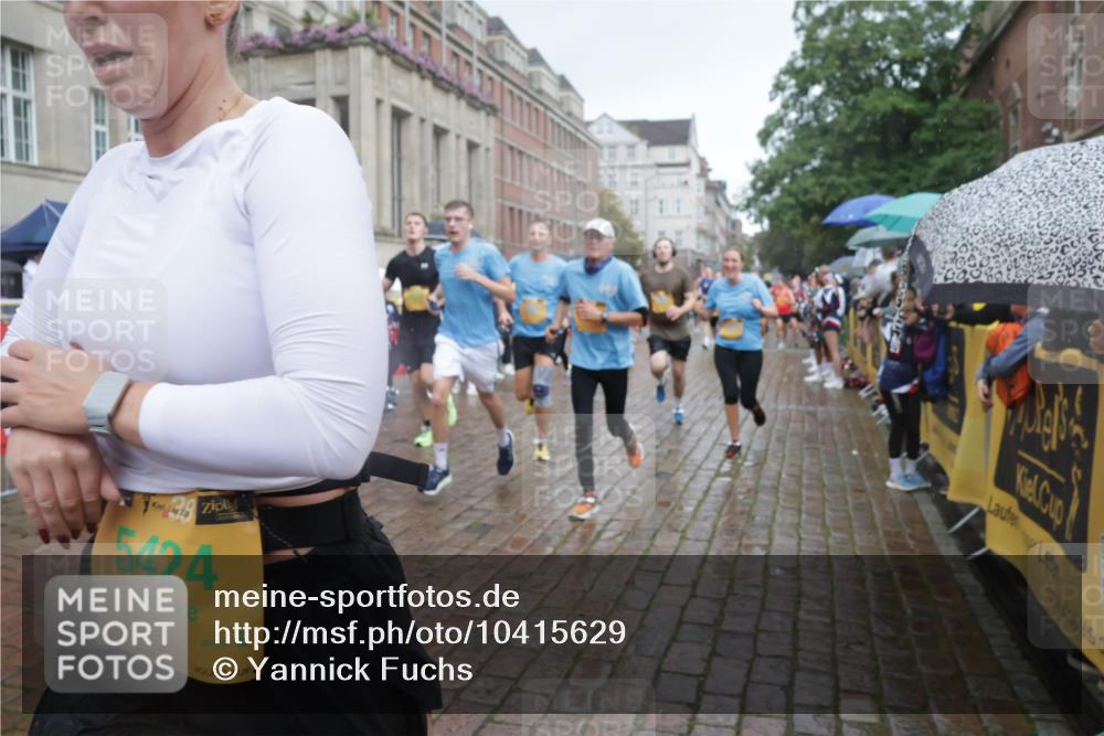 13.09.2026 - Kiel Lauf Yannick Fuchs http://msf.ph/oto/10415629 13.09.2026 10:47:38 Ziel 335, 917, 1944, 3306, 3512, 3565, 4077, 4096, 5239, 5573, 5787, 5980, 6005, 6036, 6235, 6384, 6792, 6940, 6946, 6949, 6978, 7632, 9104, 9643, 9946, 9959, 10115, 10651, 10720, 11271, 11382, 11724, 12377, 12498, 12593, 116, 365, 816, 821, 917, 1107, 1280, 1367, 1563, 1674, 1803, 2000, 2183, 2185, 2429, 2713, 2947, 3064, 3136, 3183, 3463, 3745, 4070, 4149, 4150, 4187, 4380, 4450, 4531, 4773, 4789, 5089, 5195, 5424, 5505, 5649, 5914, 6142, 6235, 6742, 6792, 6981, 7288, 8058, 85 meine-sportfotos.de