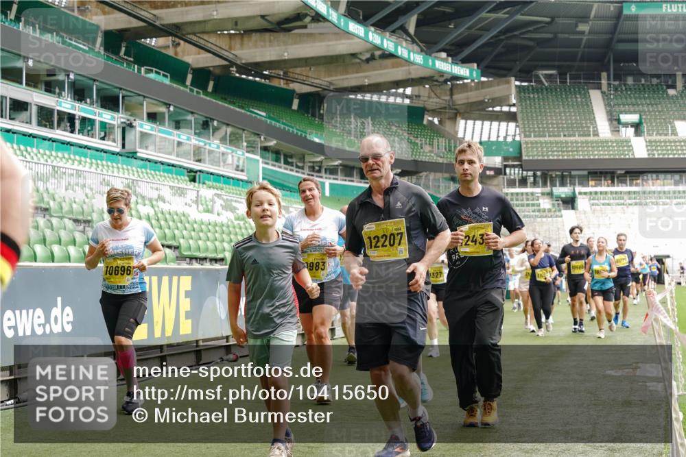 13.09.2026 - 21. swb-Marathon Bremen Michael Burmester http://msf.ph/oto/10415650 13.09.2026 10:41:45 Laufen im Stadion 10148, 10155, 10163, 10213, 10247, 10313, 10321, 10330, 10354, 10395, 10396, 10399, 10406, 10414, 10417, 10419, 10422, 10424, 10435, 10455, 10461, 10462, 10483, 10490, 10519, 10527, 10545, 10546, 10547, 10582, 10586, 10611, 10644, 10665, 10694, 10705, 10706, 10719, 10722, 10766, 10768, 10776, 10804, 10854, 10859, 10889, 10909, 10963, 10977, 11026, 11027, 11041, 11043, 11048, 11078, 11084, 11085, 11090, 11097, 11098, 11140, 11192 meine-sportfotos.de