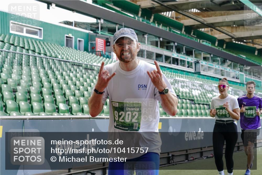 13.09.2026 - 21. swb-Marathon Bremen Michael Burmester http://msf.ph/oto/10415757 13.09.2026 13:19:27 Laufen im Stadion 333, 404, 464, 486, 512, 546, 732, 753, 921, 938, 1066, 1129, 1156, 1431, 1506, 1756, 1765, 1815, 1844, 1868, 1916, 2028, 2056, 2123, 2137, 2224, 2240, 2294, 2315, 2357, 2358, 2453, 2533, 2557, 2563, 2614, 2622, 2626, 2689, 2694, 2695, 2702, 2703, 2722, 2756, 2786, 2843, 2845, 2849, 2857, 2879, 2880, 2944, 2983, 2999, 3031, 3046, 3059, 3072, 3096, 3100, 3116, 3146, 3189, 3198, 3243, 3263, 3285, 3287, 3310, 3315, 3476, 3537, 3619, 3633, 3740, 3879, 4478 meine-sportfotos.de