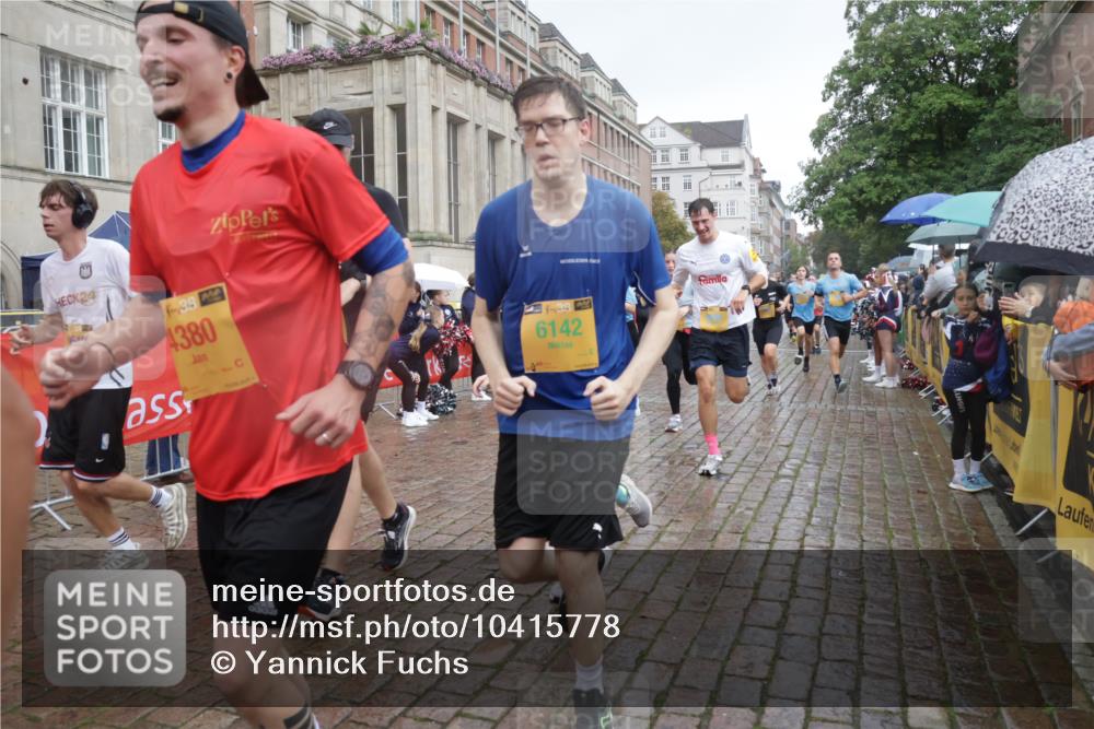 13.09.2026 - Kiel Lauf Yannick Fuchs http://msf.ph/oto/10415778 13.09.2026 10:47:46 Ziel 335, 708, 1944, 3682, 4096, 4425, 4583, 5240, 5747, 5787, 6036, 6384, 6778, 6904, 6946, 6949, 6967, 6978, 7001, 8387, 9076, 9643, 10651, 11382, 11705, 11724, 11829, 12498, 12510, 12593, 116, 365, 821, 917, 1107, 1280, 1367, 1803, 1944, 2000, 2183, 2185, 2429, 2713, 2947, 3064, 3136, 3183, 3306, 3463, 3512, 3565, 3745, 4070, 4077, 4149, 4150, 4187, 4380, 4450, 4531, 4773, 5195, 5239, 5505, 5573, 5649, 5980, 6005, 6142, 6235, 6792, 6940, 6981, 7288, 7632, 8058, 9104 meine-sportfotos.de
