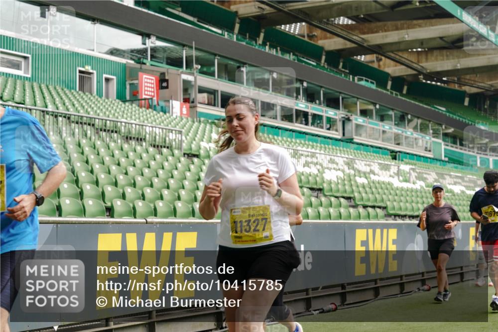 13.09.2026 - 21. swb-Marathon Bremen Michael Burmester http://msf.ph/oto/10415785 13.09.2026 10:41:50 Laufen im Stadion 10148, 10155, 10163, 10247, 10313, 10330, 10354, 10395, 10396, 10399, 10406, 10414, 10419, 10422, 10424, 10435, 10455, 10461, 10462, 10483, 10490, 10519, 10527, 10545, 10546, 10547, 10582, 10586, 10611, 10644, 10665, 10694, 10705, 10706, 10719, 10722, 10752, 10766, 10768, 10776, 10804, 10854, 10859, 10889, 10909, 10963, 10977, 11026, 11027, 11041, 11043, 11048, 11078, 11084, 11085, 11090, 11097, 11098, 11140, 11192 meine-sportfotos.de