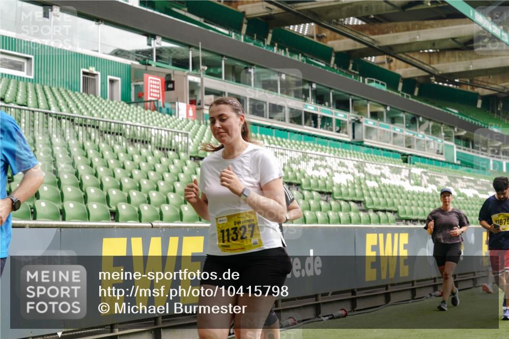 13.09.2026 - 21. swb-Marathon Bremen Michael Burmester http://msf.ph/oto/10415798 13.09.2026 10:41:50 Laufen im Stadion 10148, 10155, 10163, 10247, 10313, 10330, 10354, 10395, 10396, 10399, 10406, 10414, 10419, 10422, 10424, 10435, 10455, 10461, 10462, 10483, 10490, 10519, 10527, 10545, 10546, 10547, 10582, 10586, 10611, 10644, 10665, 10694, 10705, 10706, 10719, 10722, 10752, 10766, 10768, 10776, 10804, 10854, 10859, 10889, 10909, 10963, 10977, 11026, 11027, 11041, 11043, 11048, 11078, 11084, 11085, 11090, 11097, 11098, 11140, 11192 meine-sportfotos.de