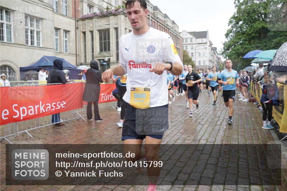 13.09.2026 - Kiel Lauf Yannick Fuchs http://msf.ph/oto/10415799 13.09.2026 10:47:47 Ziel 335, 708, 1059, 3682, 4096, 4425, 4583, 5240, 5747, 5787, 6036, 6384, 6778, 6904, 6946, 6949, 6967, 6978, 7001, 8387, 9076, 9643, 10651, 11705, 11724, 11829, 12498, 12510, 12593, 335, 365, 821, 917, 1280, 1367, 1803, 1944, 2000, 2183, 2185, 2429, 2713, 2947, 3064, 3136, 3183, 3306, 3463, 3512, 3565, 3745, 4070, 4077, 4149, 4150, 4187, 4450, 4531, 4773, 5195, 5239, 5505, 5573, 5649, 5787, 5980, 6005, 6142, 6235, 6792, 6940, 6981, 7288, 7632, 8058, 9104 meine-sportfotos.de