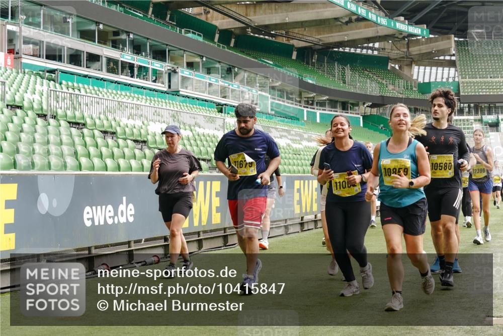 13.09.2026 - 21. swb-Marathon Bremen Michael Burmester http://msf.ph/oto/10415847 13.09.2026 10:41:51 Laufen im Stadion 10148, 10155, 10163, 10247, 10313, 10330, 10354, 10395, 10396, 10399, 10414, 10419, 10422, 10424, 10455, 10461, 10462, 10483, 10490, 10519, 10527, 10545, 10546, 10547, 10582, 10586, 10611, 10644, 10665, 10694, 10705, 10706, 10719, 10722, 10752, 10766, 10768, 10776, 10804, 10854, 10859, 10889, 10909, 10963, 10977, 11026, 11027, 11041, 11043, 11048, 11078, 11084, 11085, 11090, 11097, 11098, 11140, 11192 meine-sportfotos.de