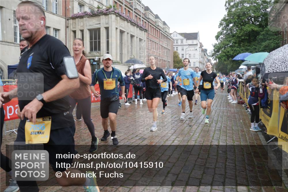 13.09.2026 - Kiel Lauf Yannick Fuchs http://msf.ph/oto/10415910 13.09.2026 10:47:54 Ziel 696, 708, 995, 1059, 2625, 3682, 3715, 4425, 4583, 4713, 5240, 5747, 6507, 6778, 6904, 6967, 7001, 7104, 8387, 9076, 9915, 10634, 11603, 11705, 11829, 12510, 12758, 335, 365, 821, 917, 1280, 1944, 2000, 2183, 2429, 3064, 3136, 3306, 3512, 3565, 3745, 4070, 4077, 4096, 4149, 4150, 4187, 4450, 4531, 4583, 5239, 5505, 5573, 5787, 5980, 6005, 6036, 6235, 6384, 6792, 6904, 6940, 6946, 6949, 6978, 6981, 7288, 7632, 8058, 9104, 10651, 11705, 11724, 12593, 960, 1644, 2097, 2253 meine-sportfotos.de