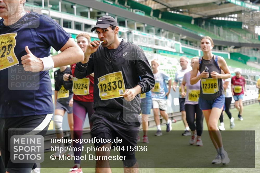 13.09.2026 - 21. swb-Marathon Bremen Michael Burmester http://msf.ph/oto/10415936 13.09.2026 10:41:56 Laufen im Stadion 10148, 10155, 10163, 10247, 10303, 10313, 10330, 10354, 10395, 10396, 10399, 10414, 10419, 10422, 10424, 10455, 10461, 10462, 10483, 10490, 10519, 10527, 10545, 10546, 10547, 10586, 10611, 10644, 10665, 10694, 10705, 10706, 10719, 10722, 10752, 10766, 10768, 10776, 10804, 10854, 10859, 10889, 10909, 10963, 10977, 11026, 11027, 11041, 11043, 11048, 11078, 11084, 11085, 11090, 11097, 11098, 11140, 11192 meine-sportfotos.de