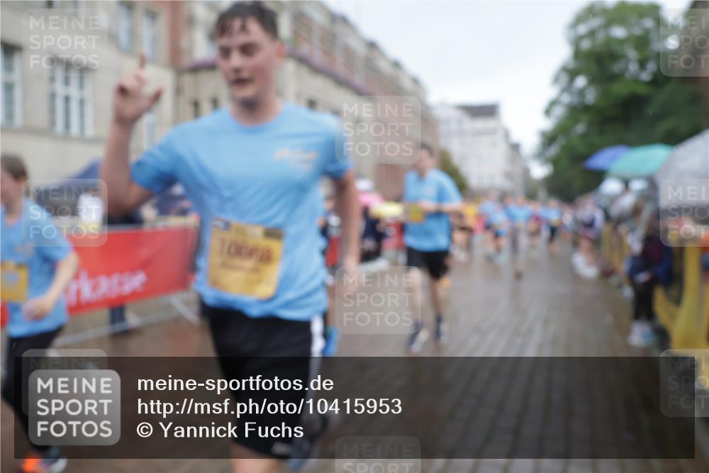 13.09.2026 - Kiel Lauf Yannick Fuchs http://msf.ph/oto/10415953 13.09.2026 10:47:56 Ziel 596, 696, 708, 995, 1059, 1273, 1586, 2625, 3682, 3715, 4713, 5240, 5747, 6418, 6507, 6778, 6967, 7001, 7104, 8387, 9076, 9915, 10634, 11603, 11829, 12510, 12758, 335, 365, 917, 1280, 1944, 2183, 3064, 3136, 3306, 3512, 3565, 3745, 4070, 4077, 4096, 4149, 4187, 4425, 4450, 4531, 4583, 5239, 5573, 5787, 5980, 6005, 6036, 6235, 6384, 6792, 6904, 6940, 6946, 6949, 6978, 6981, 7632, 8058, 9104, 10651, 11705, 11724, 12593, 960, 1644, 2097, 2253, 2183 meine-sportfotos.de