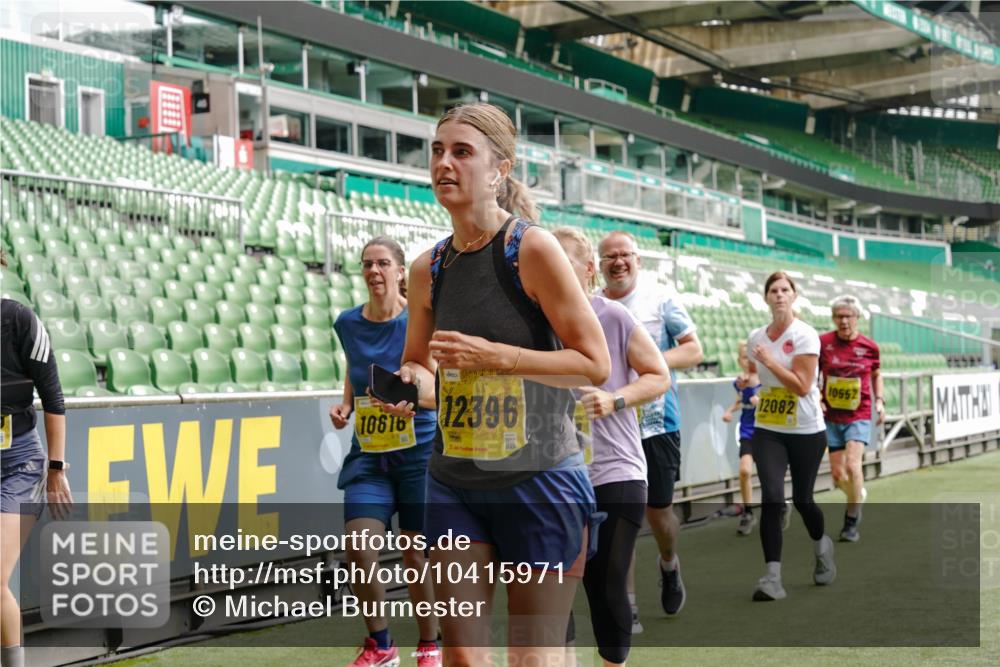 13.09.2026 - 21. swb-Marathon Bremen Michael Burmester http://msf.ph/oto/10415971 13.09.2026 10:41:57 Laufen im Stadion 10148, 10155, 10163, 10247, 10303, 10313, 10330, 10354, 10395, 10396, 10399, 10414, 10419, 10422, 10424, 10455, 10461, 10462, 10483, 10490, 10519, 10527, 10545, 10546, 10547, 10586, 10611, 10644, 10665, 10694, 10705, 10706, 10719, 10722, 10752, 10766, 10768, 10776, 10804, 10854, 10859, 10889, 10909, 10963, 10977, 11026, 11027, 11041, 11043, 11048, 11078, 11084, 11085, 11090, 11097, 11098, 11140, 11192 meine-sportfotos.de
