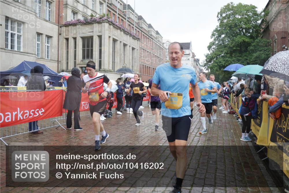 13.09.2026 - Kiel Lauf Yannick Fuchs http://msf.ph/oto/10416202 13.09.2026 10:48:11 Ziel 960, 1273, 1595, 1644, 2001, 2097, 2253, 2712, 3012, 3014, 3738, 4553, 4720, 4736, 4896, 5447, 6000, 6418, 6760, 7212, 7326, 7668, 8737, 9972, 10234, 10265, 10672, 10933, 11098, 11104, 11349, 11596, 11718, 335, 596, 696, 708, 995, 1059, 1273, 1586, 1944, 2625, 3682, 3715, 4096, 4425, 4583, 4713, 5240, 5747, 5787, 6036, 6384, 6418, 6507, 6778, 6904, 6946, 6949, 6967, 6978, 7001, 7104, 8387, 9076, 9915, 10634, 10651, 11705, 11724, 12593, 199, 473, 854, 1161, 1322, 1564 meine-sportfotos.de