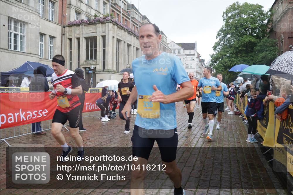 13.09.2026 - Kiel Lauf Yannick Fuchs http://msf.ph/oto/10416212 13.09.2026 10:48:11 Ziel 960, 1273, 1595, 1644, 2001, 2097, 2253, 2712, 3012, 3014, 3738, 4553, 4720, 4736, 4896, 5447, 6000, 6418, 6760, 7212, 7326, 7668, 8737, 9972, 10234, 10265, 10672, 10933, 11098, 11104, 11349, 11596, 11718, 335, 596, 696, 708, 995, 1059, 1273, 1586, 1944, 2625, 3682, 3715, 4096, 4425, 4583, 4713, 5240, 5747, 5787, 6036, 6384, 6418, 6507, 6778, 6904, 6946, 6949, 6967, 6978, 7001, 7104, 8387, 9076, 9915, 10634, 10651, 11705, 11724, 12593, 199, 473, 854, 1161, 1322, 1564 meine-sportfotos.de