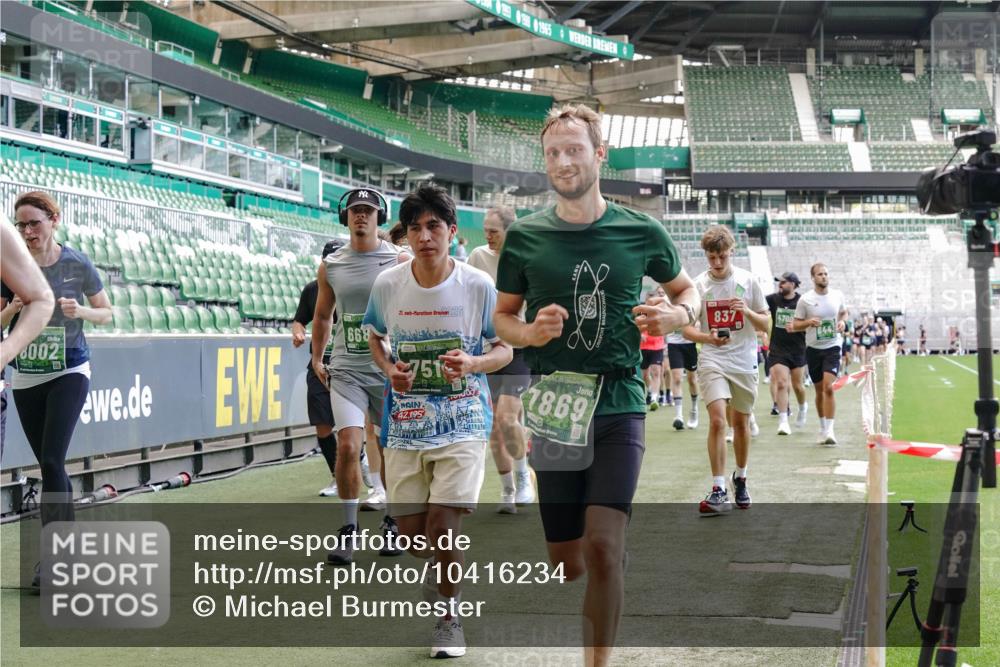 13.09.2026 - 21. swb-Marathon Bremen Michael Burmester http://msf.ph/oto/10416234 13.09.2026 13:19:40 Laufen im Stadion 333, 464, 486, 512, 546, 921, 938, 1066, 1129, 1156, 1409, 1431, 1446, 1506, 1697, 1756, 1765, 1815, 1916, 2010, 2028, 2064, 2123, 2137, 2224, 2240, 2294, 2315, 2349, 2453, 2501, 2533, 2557, 2563, 2614, 2622, 2626, 2689, 2694, 2695, 2702, 2703, 2722, 2756, 2786, 2843, 2845, 2857, 2879, 2944, 2983, 2999, 3017, 3018, 3031, 3035, 3036, 3037, 3046, 3059, 3072, 3096, 3100, 3116, 3139, 3189, 3198, 3243, 3263, 3264, 3285, 3287, 3310, 3315, 3619, 3740, 3879, 4478 meine-sportfotos.de