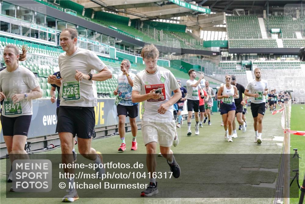 13.09.2026 - 21. swb-Marathon Bremen Michael Burmester http://msf.ph/oto/10416317 13.09.2026 13:19:43 Laufen im Stadion 333, 464, 486, 512, 546, 921, 938, 1066, 1129, 1156, 1409, 1431, 1446, 1506, 1697, 1756, 1765, 1815, 1916, 2010, 2028, 2064, 2137, 2224, 2240, 2294, 2315, 2349, 2453, 2501, 2533, 2557, 2563, 2614, 2622, 2626, 2689, 2694, 2695, 2702, 2703, 2722, 2756, 2786, 2843, 2845, 2857, 2879, 2944, 2983, 2999, 3017, 3018, 3031, 3035, 3036, 3037, 3046, 3059, 3072, 3096, 3100, 3116, 3139, 3189, 3198, 3243, 3263, 3264, 3285, 3287, 3310, 3315, 3619, 3879, 4478 meine-sportfotos.de