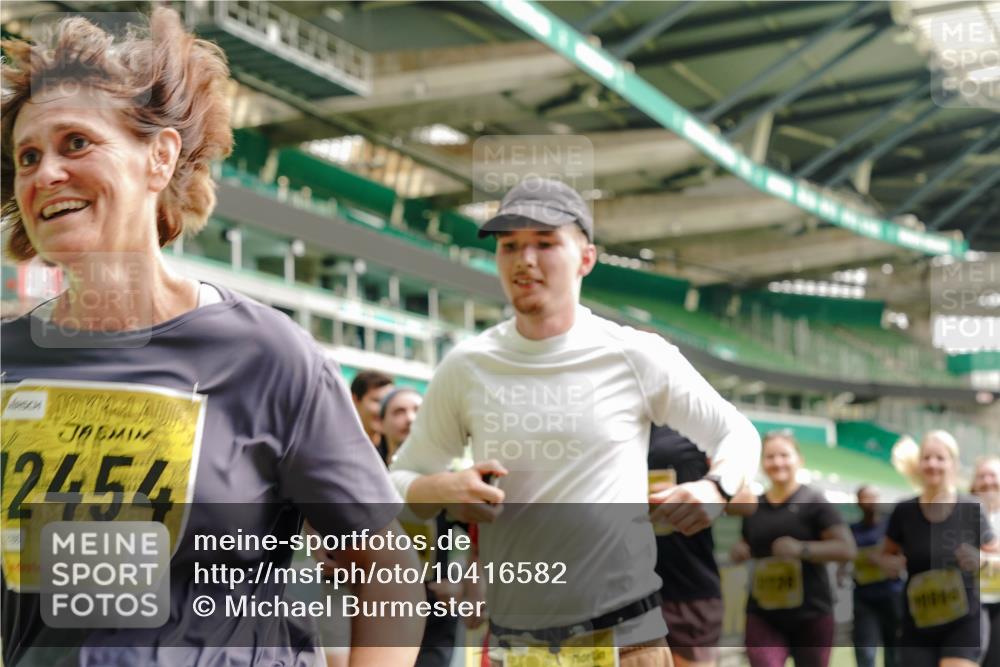 13.09.2026 - 21. swb-Marathon Bremen Michael Burmester http://msf.ph/oto/10416582 13.09.2026 10:42:16 Laufen im Stadion 10148, 10155, 10163, 10247, 10303, 10313, 10330, 10361, 10362, 10395, 10396, 10399, 10414, 10419, 10422, 10461, 10462, 10483, 10490, 10491, 10519, 10527, 10546, 10547, 10557, 10572, 10586, 10644, 10665, 10705, 10706, 10719, 10722, 10752, 10766, 10768, 10773, 10776, 10784, 10804, 10805, 10854, 10859, 10880, 10889, 10909, 10963, 10977, 11026, 11027, 11041, 11043, 11048, 11078, 11084, 11085, 11090, 11097, 11098, 11140, 11173, 11192, 11274 meine-sportfotos.de