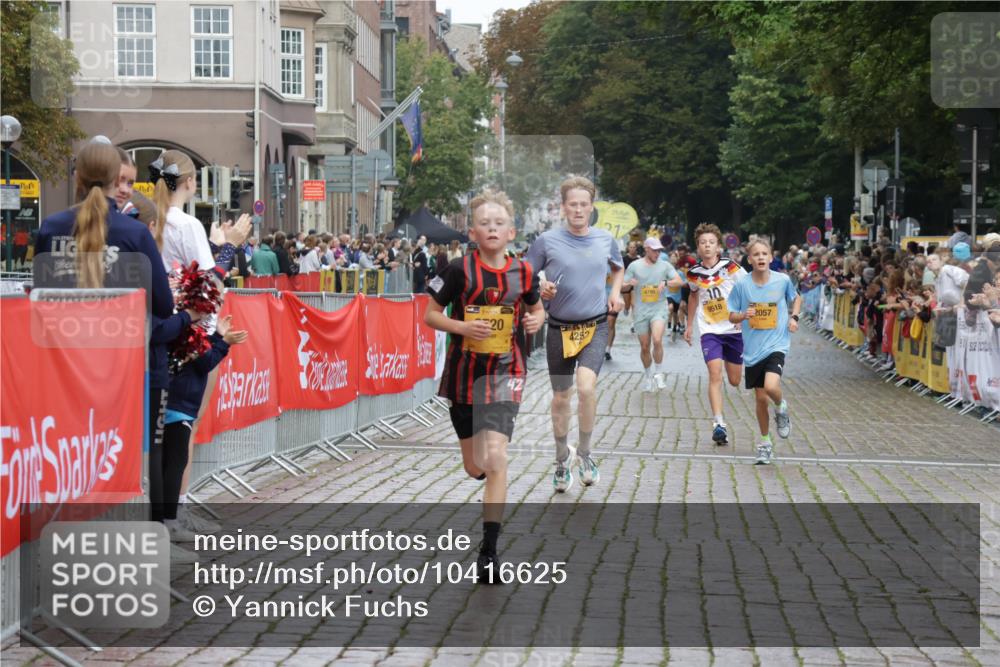 13.09.2026 - Kiel Lauf Yannick Fuchs http://msf.ph/oto/10416625 13.09.2026 09:37:40 Ziel 2057, 2720, 4252, 7827, 9518, 10220, 10656, 10778, 999, 2417, 3174, 3481, 4737, 5837, 7050, 7855, 8658, 8661, 9696, 12416, 2221, 2638, 2854, 4089, 4790, 7723, 8702, 10444, 10690, 2455, 3900, 7855 meine-sportfotos.de