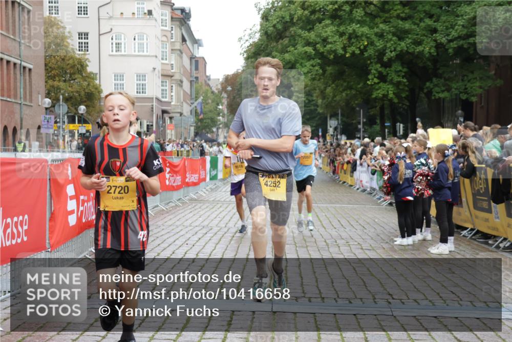 13.09.2026 - Kiel Lauf Yannick Fuchs http://msf.ph/oto/10416658 13.09.2026 09:37:42 Ziel 2057, 2720, 4252, 4790, 7827, 9518, 10656, 10778, 999, 2417, 3174, 3481, 4737, 5837, 7050, 8658, 8661, 9696, 10220, 10778, 12416, 2221, 2638, 2854, 4089, 5930, 7723, 8702, 10444, 10690, 7855 meine-sportfotos.de